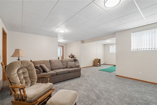 225 17th Avenue Court, Hiawatha, IA 52233