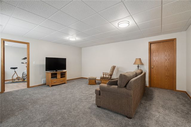 225 17th Avenue Court, Hiawatha, IA 52233