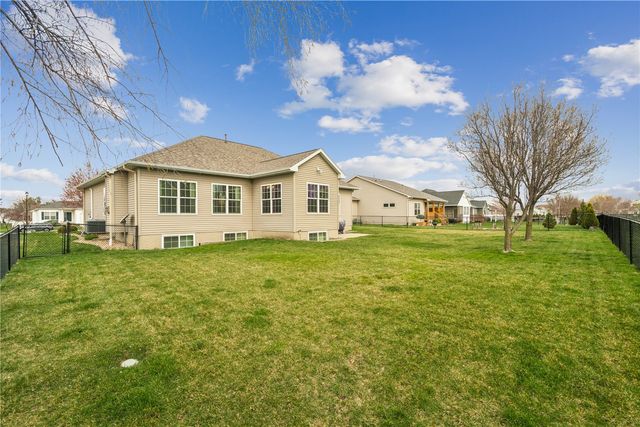 225 17th Avenue Court, Hiawatha, IA 52233