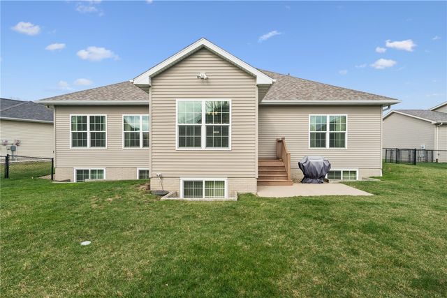 225 17th Avenue Court, Hiawatha, IA 52233
