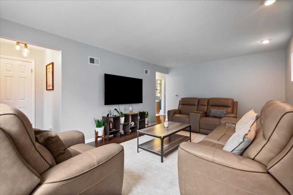 6765 W Talcott Avenue, Chicago, IL 60656 — photo 4