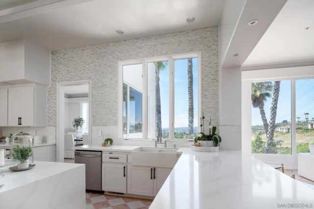 7402 Cadencia St, Carlsbad, CA 92009