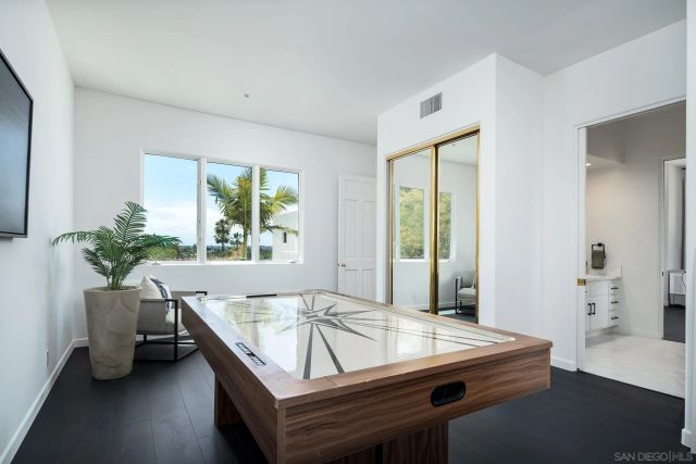 7402 Cadencia St, Carlsbad, CA 92009