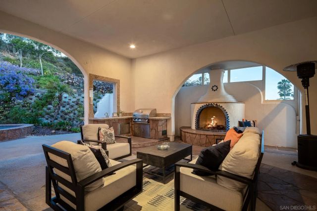7402 Cadencia St, Carlsbad, CA 92009