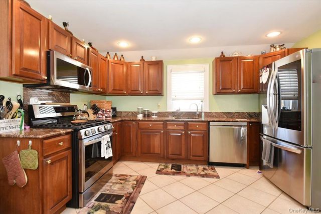 458 Pennsylvania Avenue, Williston Park, NY 11596