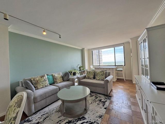 269-10 Grand Central Parkway 7X, Floral Park, NY 11005