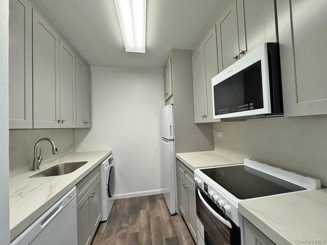 269-10 Grand Central Parkway 7X, Floral Park, NY 11005
