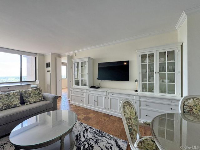 269-10 Grand Central Parkway 7X, Floral Park, NY 11005