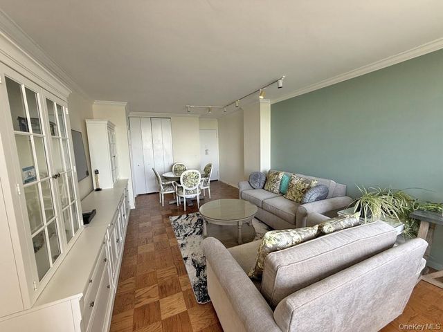 269-10 Grand Central Parkway 7X, Floral Park, NY 11005
