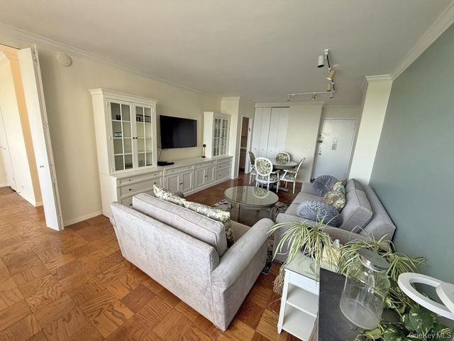 269-10 Grand Central Parkway 7X, Floral Park, NY 11005