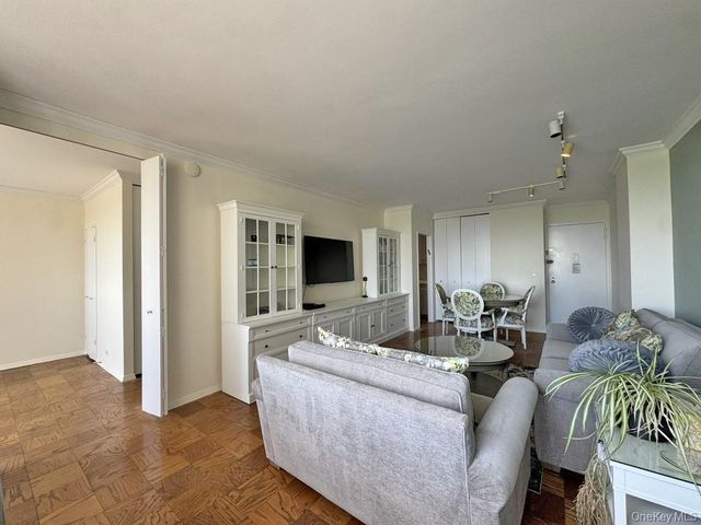 269-10 Grand Central Parkway 7X, Floral Park, NY 11005
