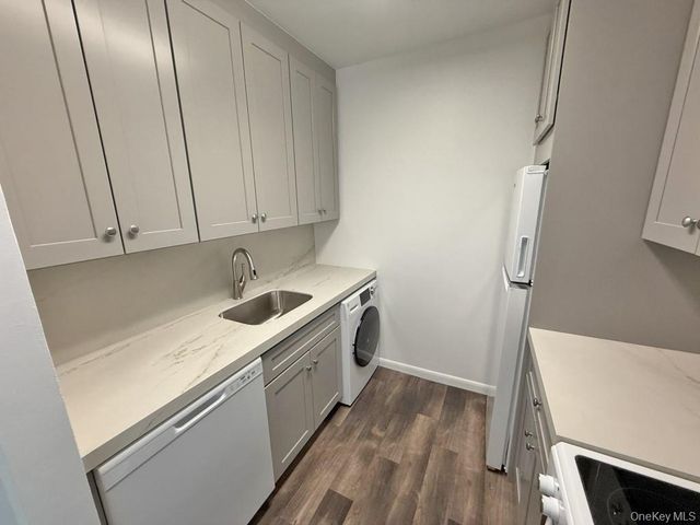 269-10 Grand Central Parkway 7X, Floral Park, NY 11005