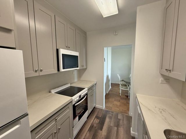 269-10 Grand Central Parkway 7X, Floral Park, NY 11005