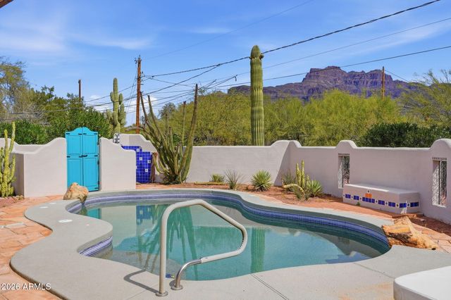 1291 S RED ROCK Court, Apache Junction, AZ 85119