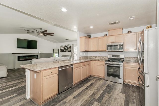 180 E Carpenter Avenue, Reedley, CA 93654