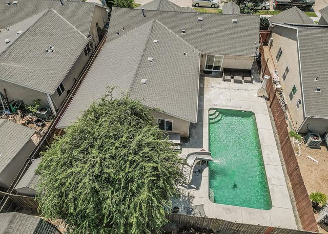 180 E Carpenter Avenue, Reedley, CA 93654