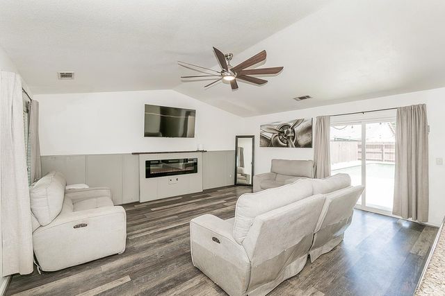 180 E Carpenter Avenue, Reedley, CA 93654