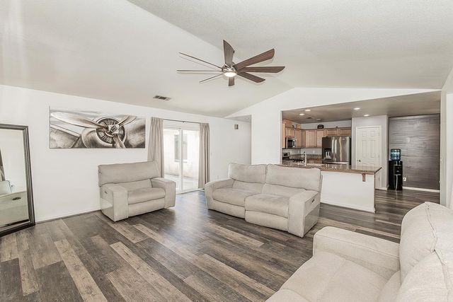 180 E Carpenter Avenue, Reedley, CA 93654