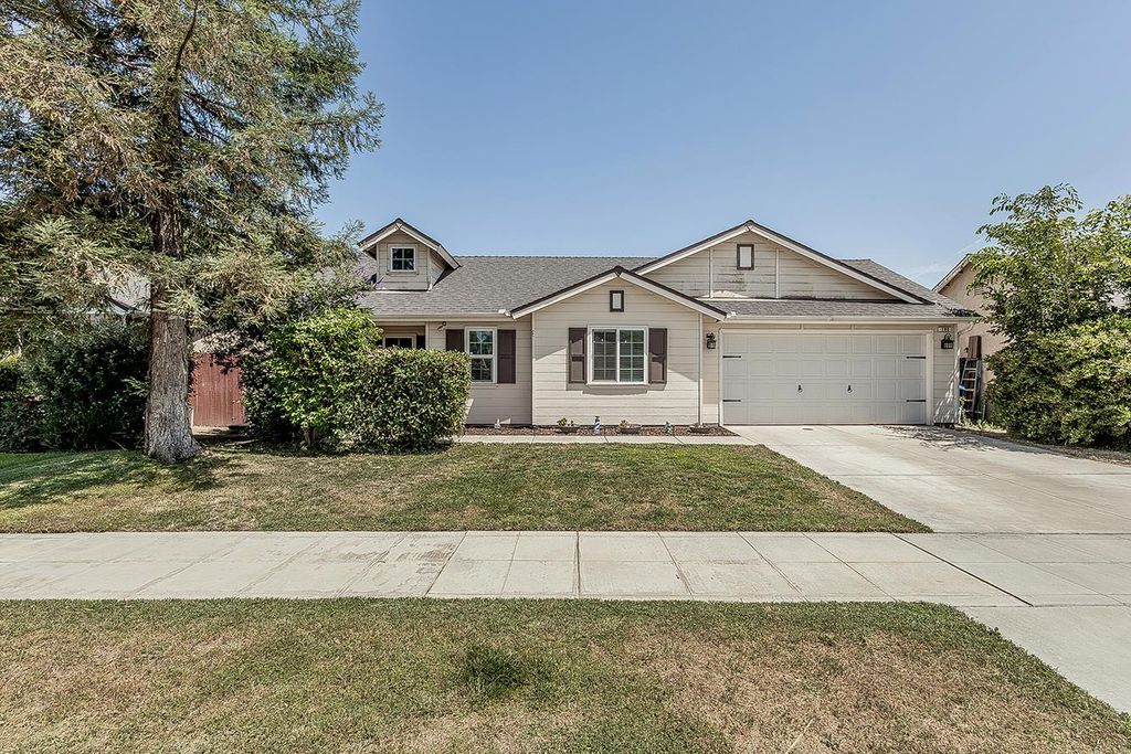 180 E Carpenter Avenue, Reedley, CA 93654