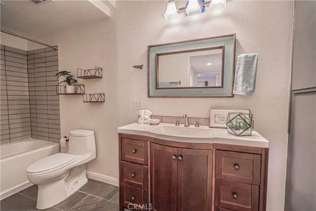 1342 E Hillcrest 17, Thousand Oaks, CA 91362