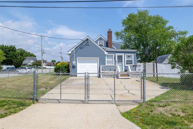 145 W Lido Prom, Lindenhurst, NY 11757