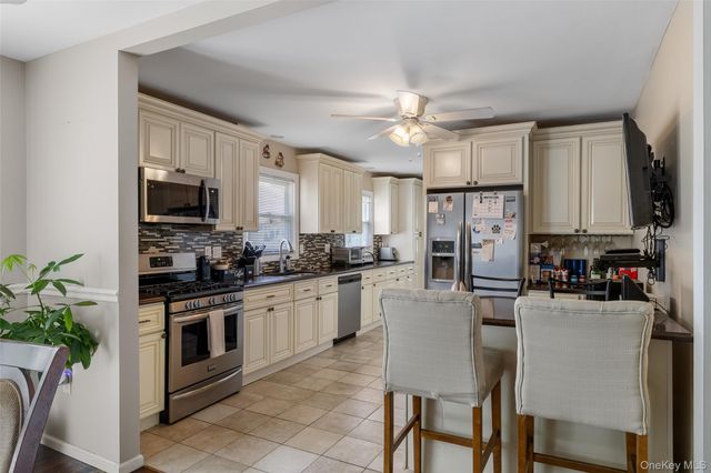145 W Lido Prom, Lindenhurst, NY 11757