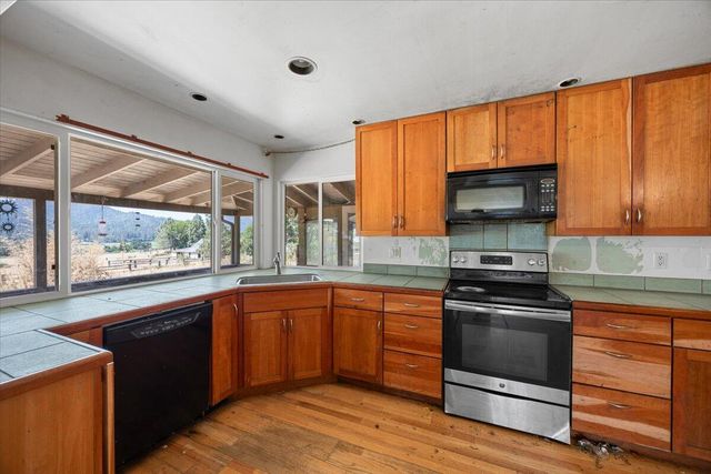 1518 Upper Applegate Road, Jacksonville, OR 97530
