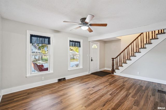 317 8TH Street, De Witt, IA 52742