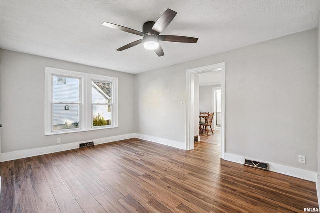 317 8TH Street, De Witt, IA 52742