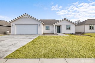 221 N Lessor Loop, Moses Lake, WA 98837