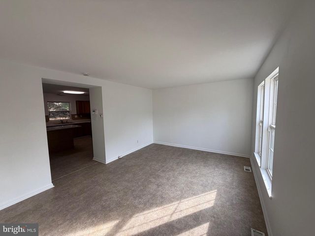 3 COACHLIGHT DR, Sicklerville, NJ 08081