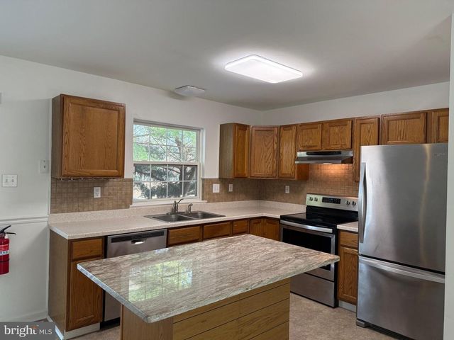 3 COACHLIGHT DR, Sicklerville, NJ 08081