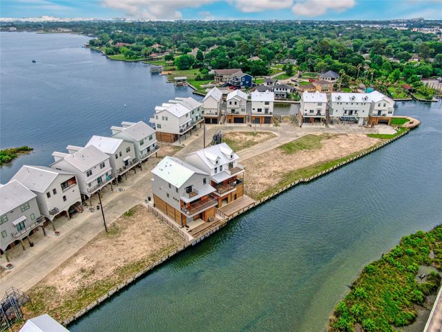 24 Cmdr Runco Lane, Taylor Lake Village, TX 77586