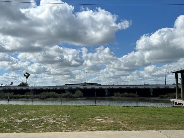 24 Cmdr Runco Lane, Taylor Lake Village, TX 77586