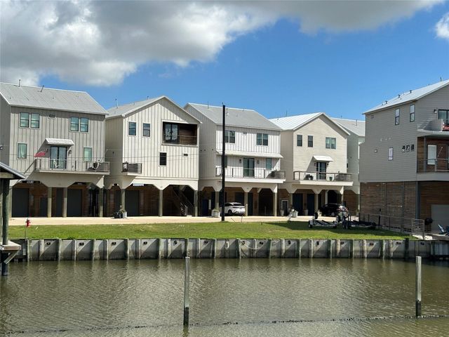 24 Cmdr Runco Lane, Taylor Lake Village, TX 77586