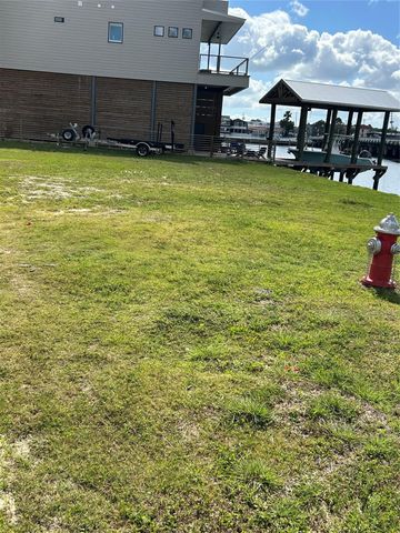 24 Cmdr Runco Lane, Taylor Lake Village, TX 77586