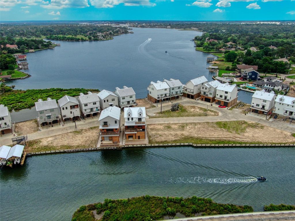 24 Cmdr Runco Lane, Taylor Lake Village, TX 77586