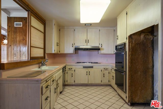 4555 Don Diego Drive, Los Angeles, CA 90008