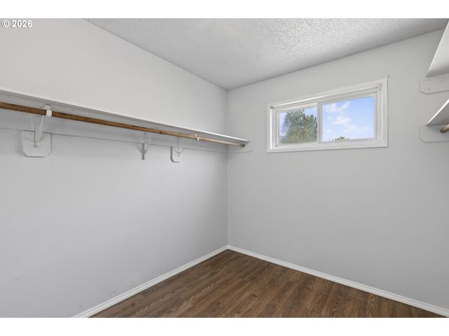 1702 Ne HOGAN Dr, Gresham, OR 97030