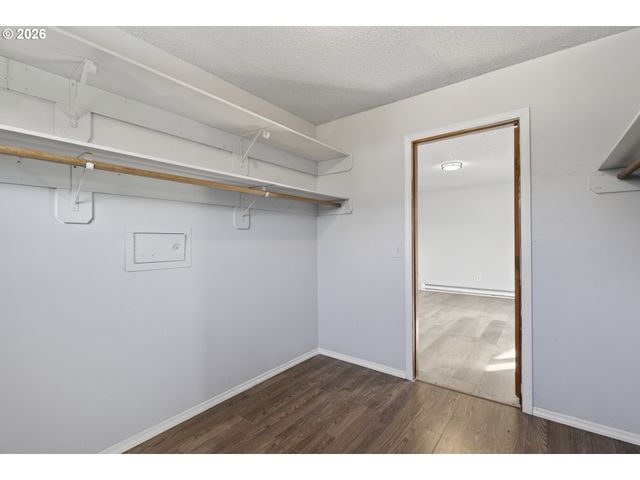 1702 Ne HOGAN Dr, Gresham, OR 97030