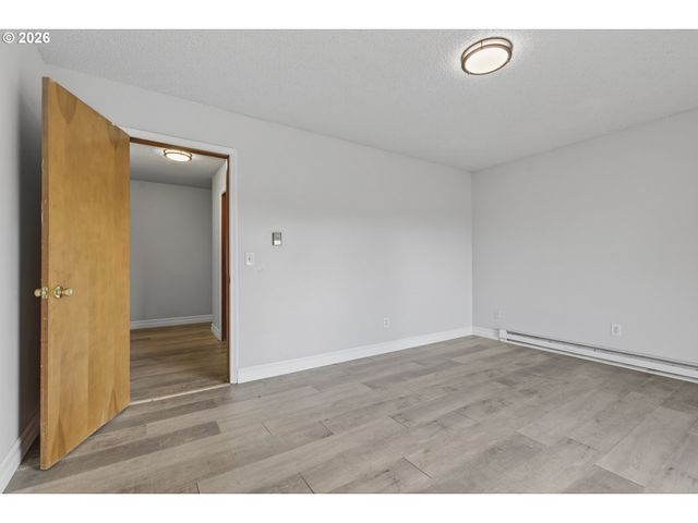 1702 Ne HOGAN Dr, Gresham, OR 97030