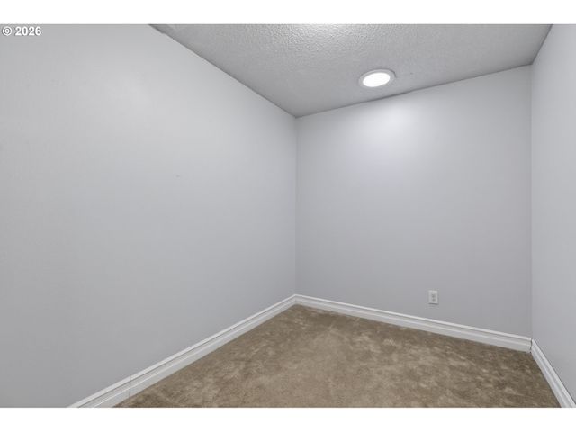 1702 Ne HOGAN Dr, Gresham, OR 97030