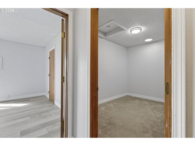 1702 Ne HOGAN Dr, Gresham, OR 97030