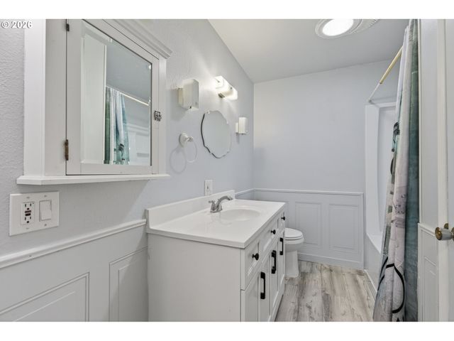 1702 Ne HOGAN Dr, Gresham, OR 97030