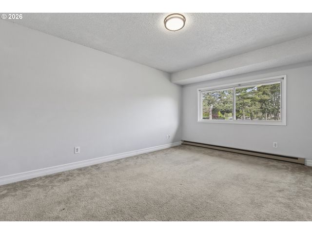 1702 Ne HOGAN Dr, Gresham, OR 97030