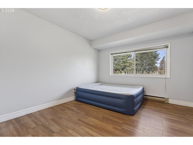 1702 Ne HOGAN Dr, Gresham, OR 97030