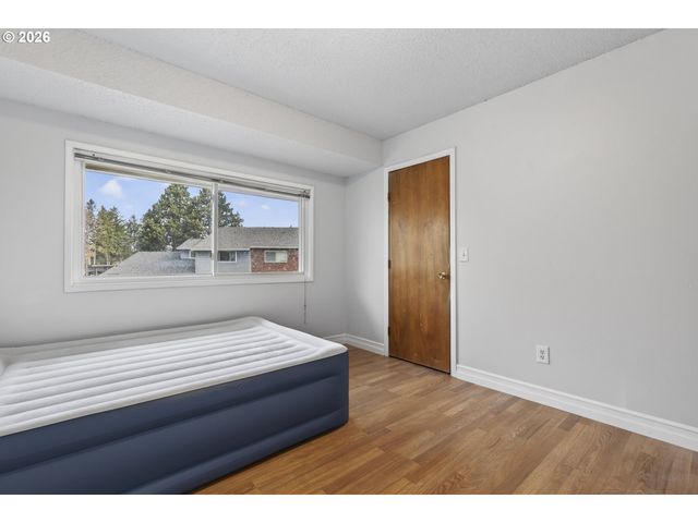 1702 Ne HOGAN Dr, Gresham, OR 97030