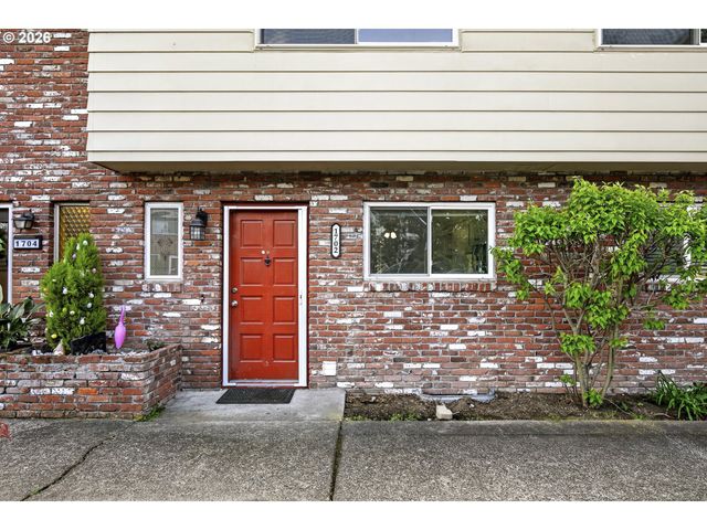 1702 Ne HOGAN Dr, Gresham, OR 97030