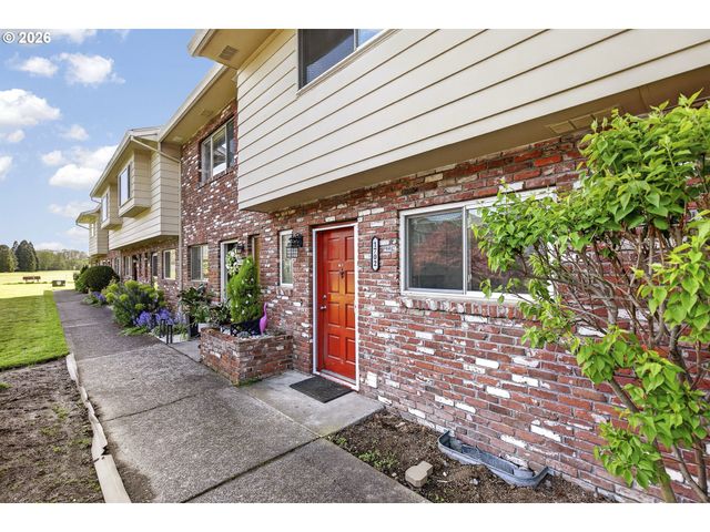 1702 Ne HOGAN Dr, Gresham, OR 97030