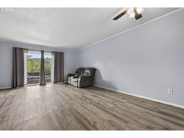 1702 Ne HOGAN Dr, Gresham, OR 97030